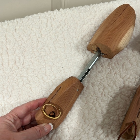 🧹 Clearance || Johnston & Murphy Cedar Shoe Trees - Extra Large - leather pull - Picture 2 of 3